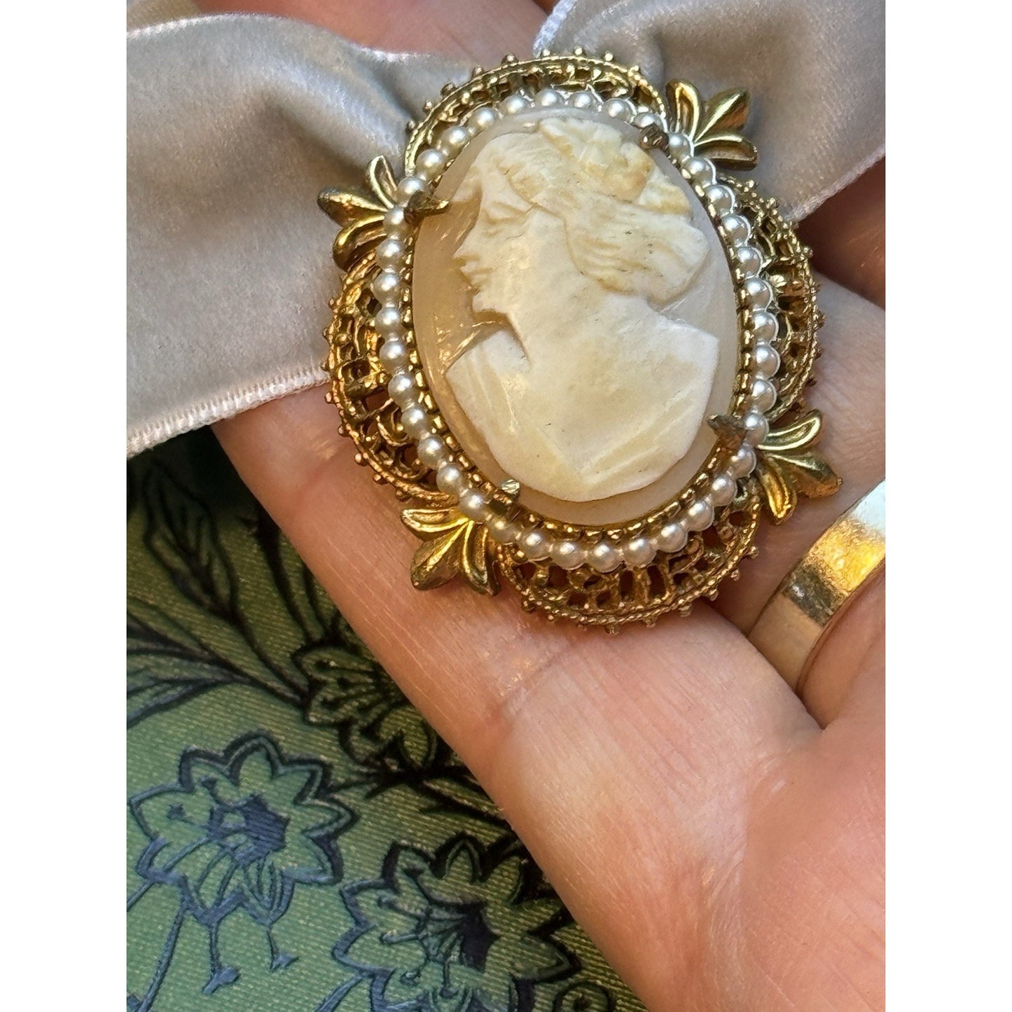 FLORENZA Cameo Brooch Pendant LEFT Facing Faux Pearl Filigree Goldtone