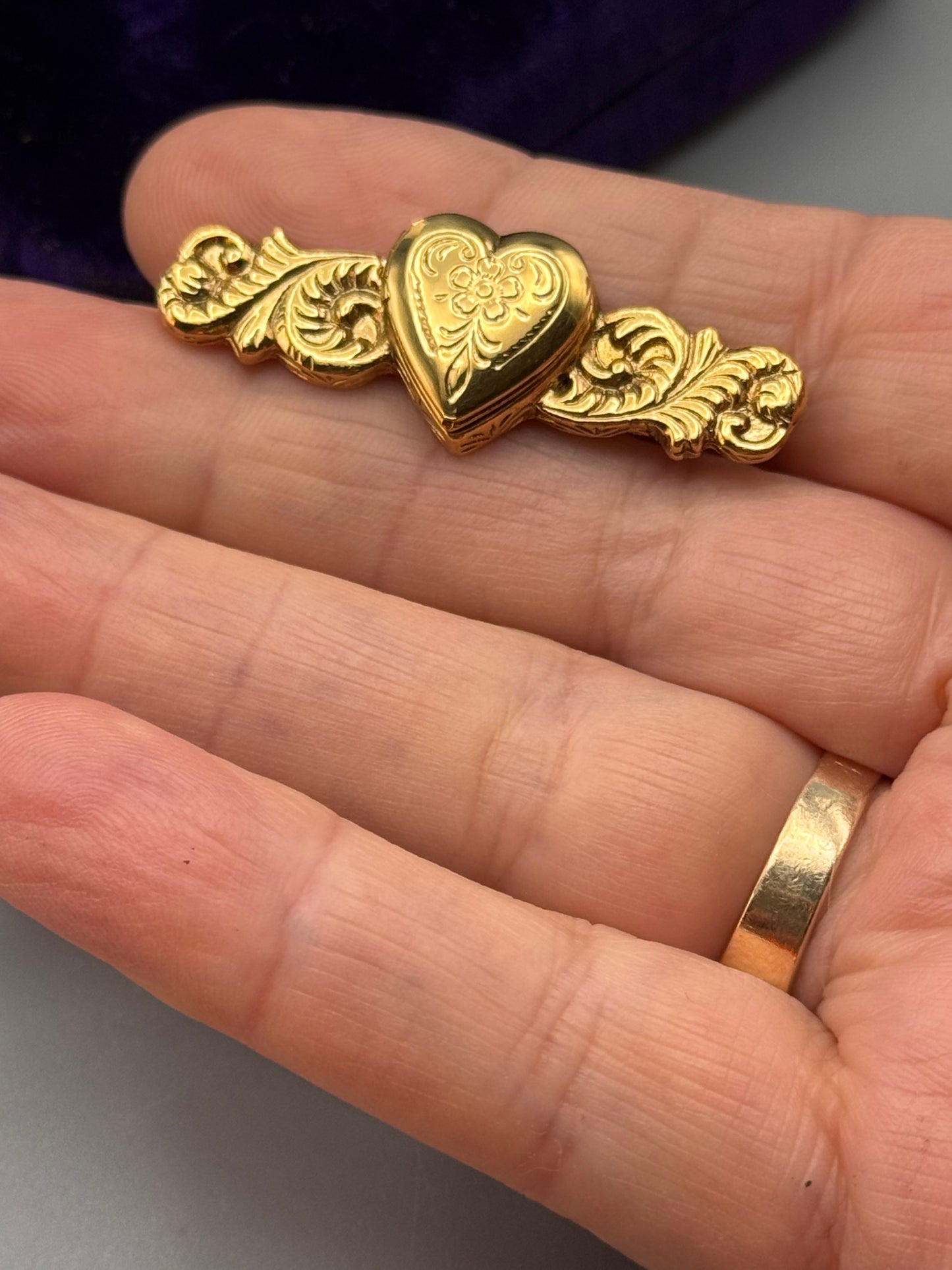 Vintage Goldtone Heart Photo Locket Brooch