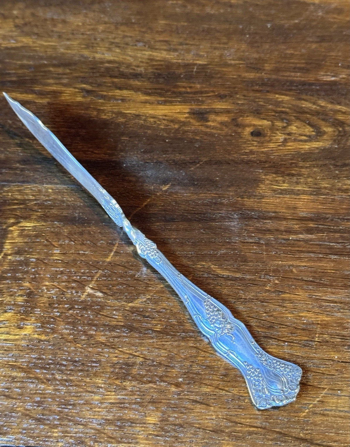 Rogers Silverplate Master Butter Knife Grape & Scroll Design 7” Serving