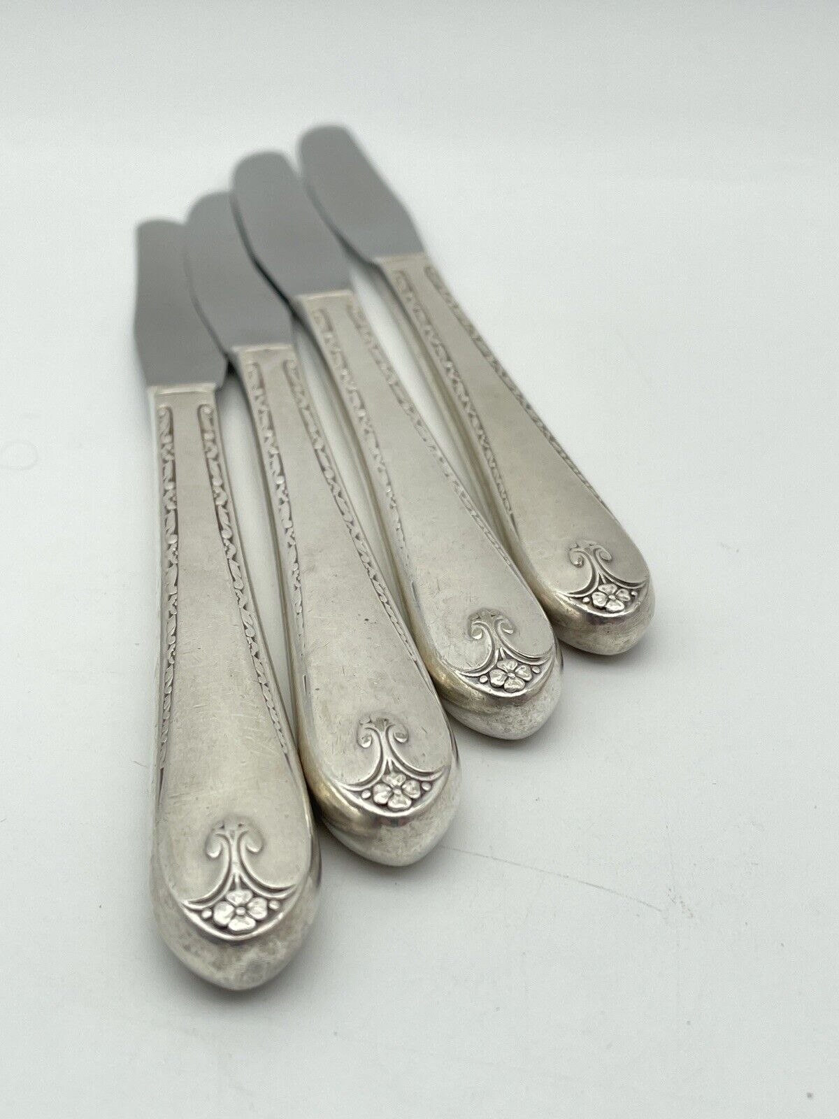 Wm Rogers & Son EXQUISITE Silverplate Flatware 8.5" Dinner Knives Set of 4