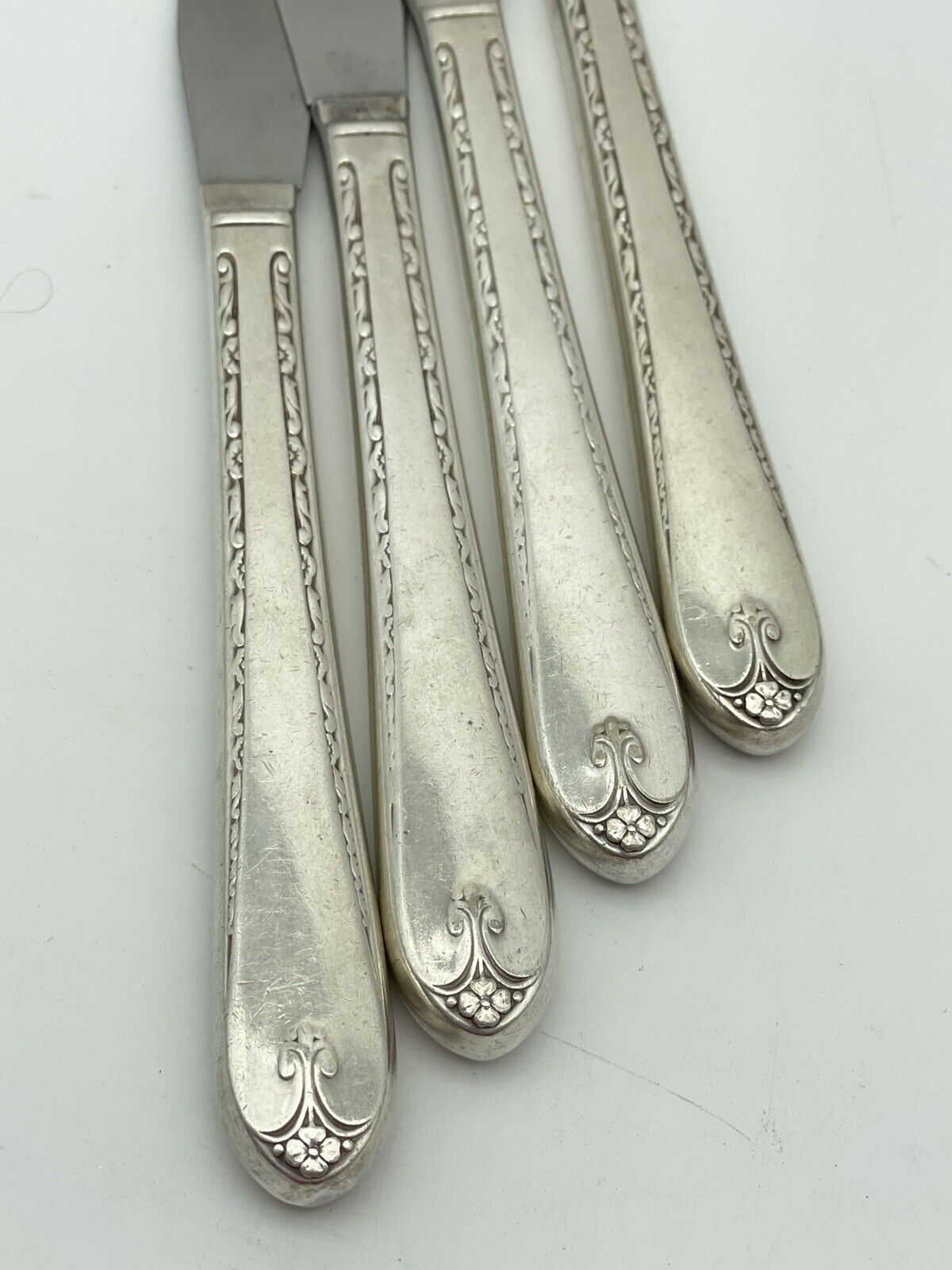 Wm Rogers & Son EXQUISITE Silverplate Flatware 8.5" Dinner Knives Set of 4