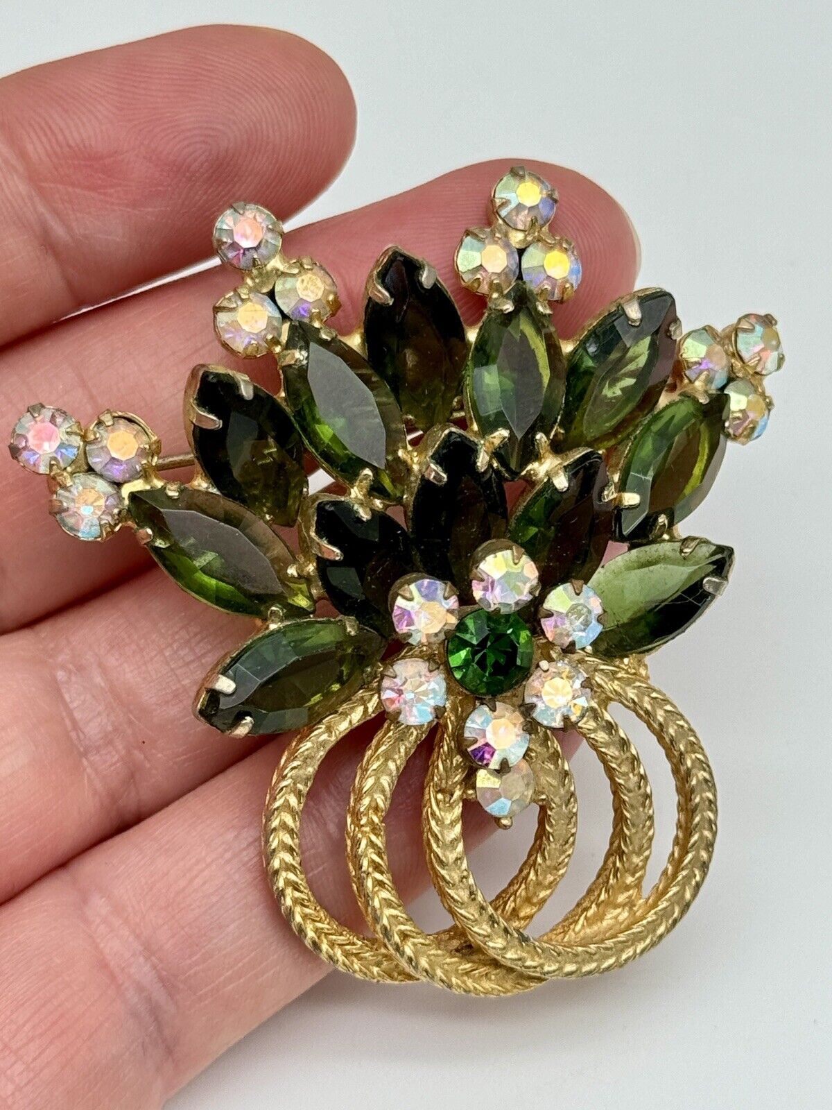 Vintage D&E Juliana Grass Green Rhinestone & AURORA BOREALIS Accents Swirl Brooch VERIFIED