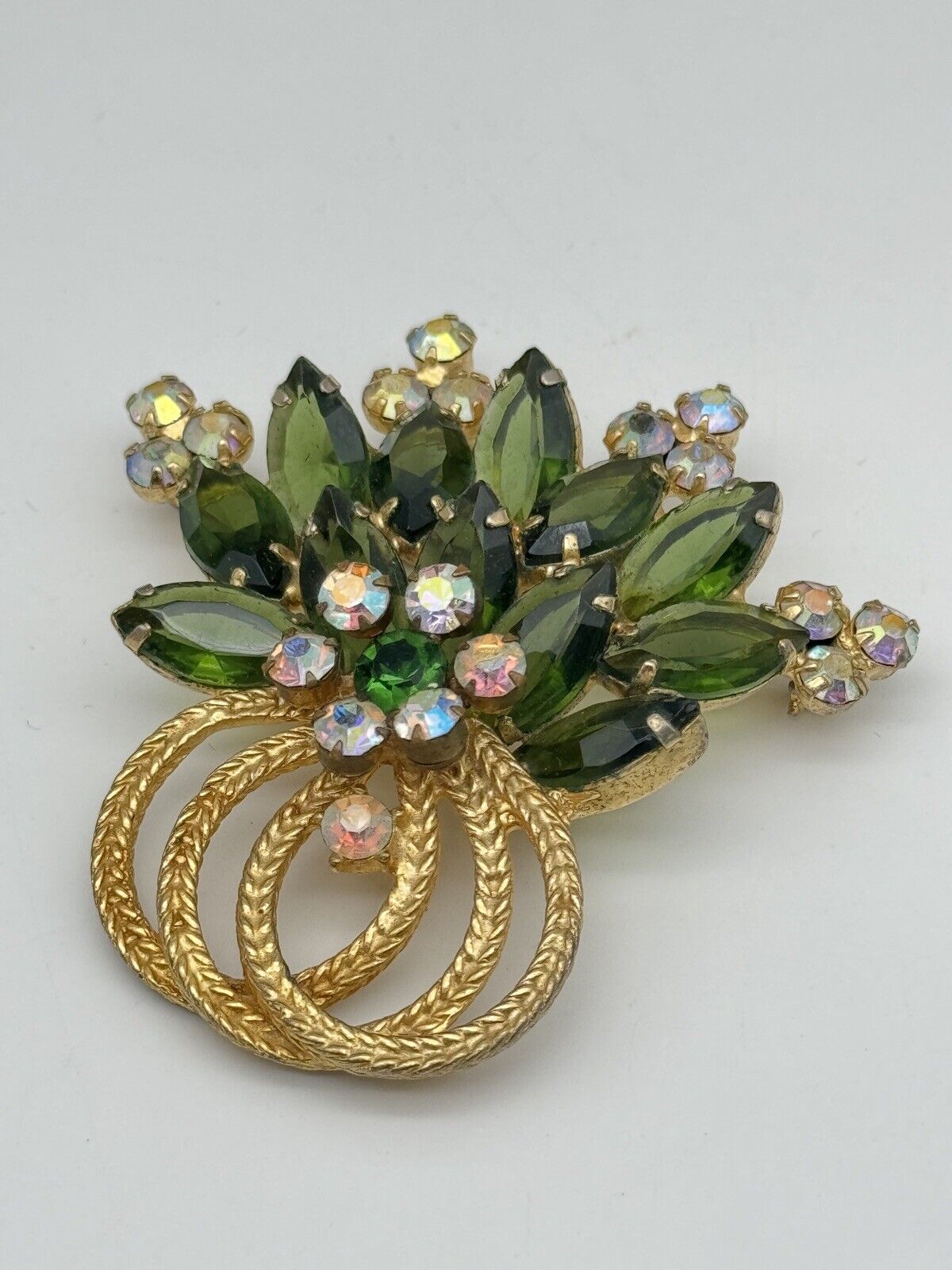 Vintage D&E Juliana Grass Green Rhinestone & AURORA BOREALIS Accents Swirl Brooch VERIFIED