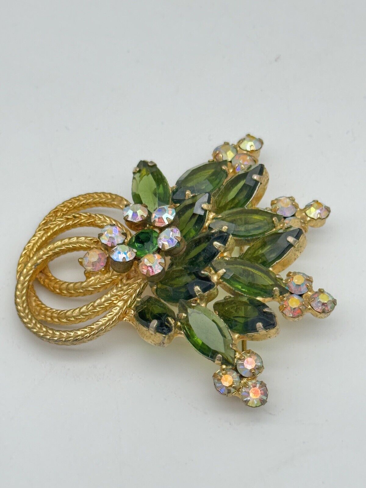 Vintage D&E Juliana Grass Green Rhinestone & AURORA BOREALIS Accents Swirl Brooch VERIFIED