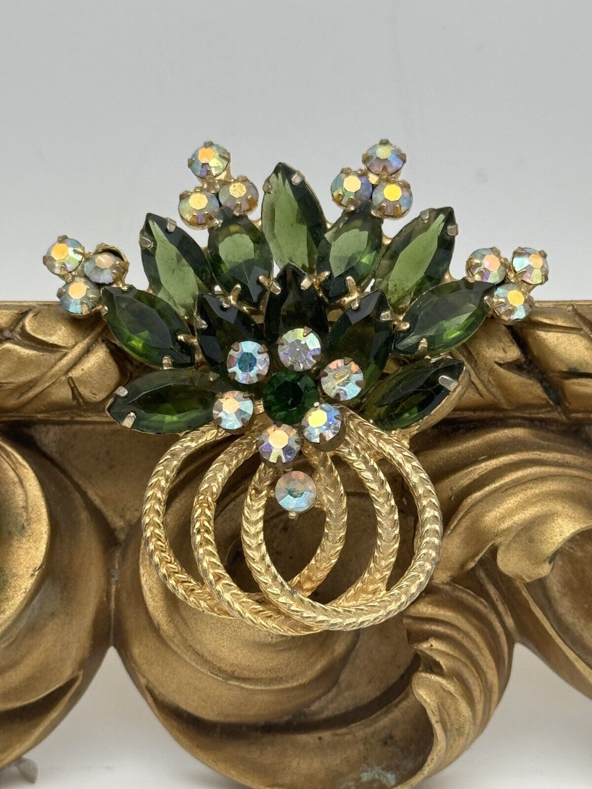 Vintage D&E Juliana Grass Green Rhinestone & AURORA BOREALIS Accents Swirl Brooch VERIFIED