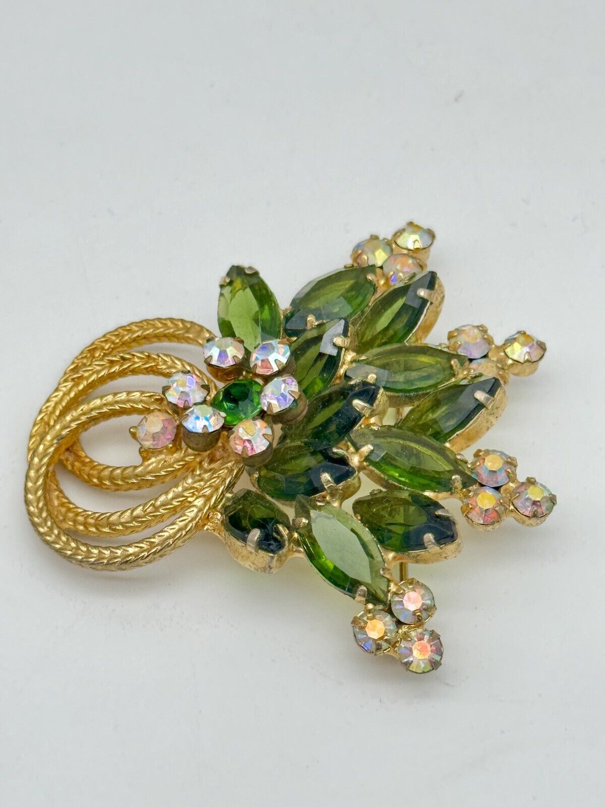 Vintage D&E Juliana Grass Green Rhinestone & AURORA BOREALIS Accents Swirl Brooch VERIFIED