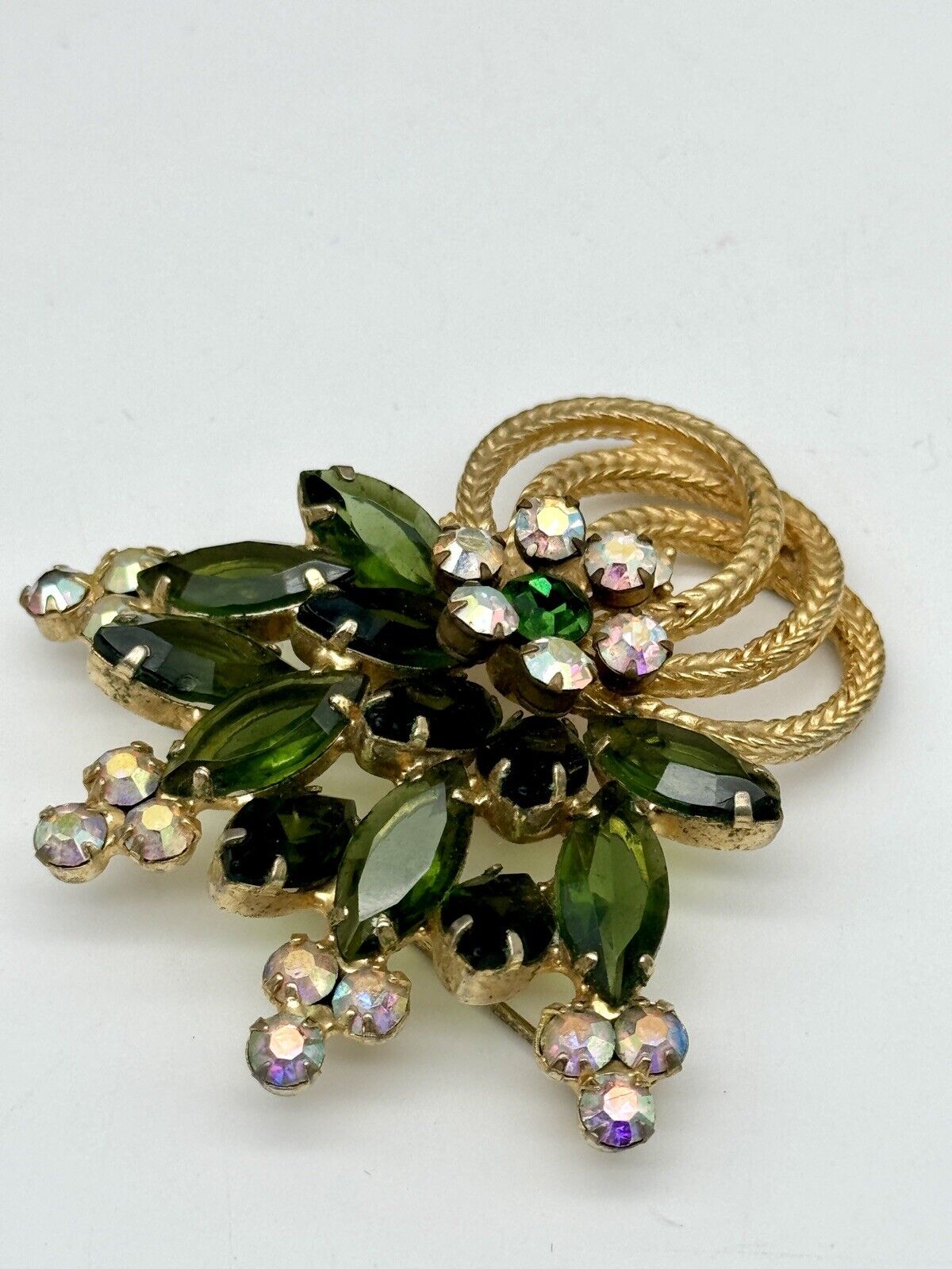 Vintage D&E Juliana Grass Green Rhinestone & AURORA BOREALIS Accents Swirl Brooch VERIFIED