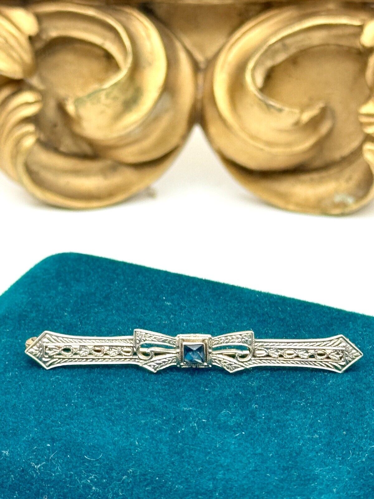 Art Deco Style 10kt Gold Marked Bar Pin With Blue Center Stone ESTATE QUALITY