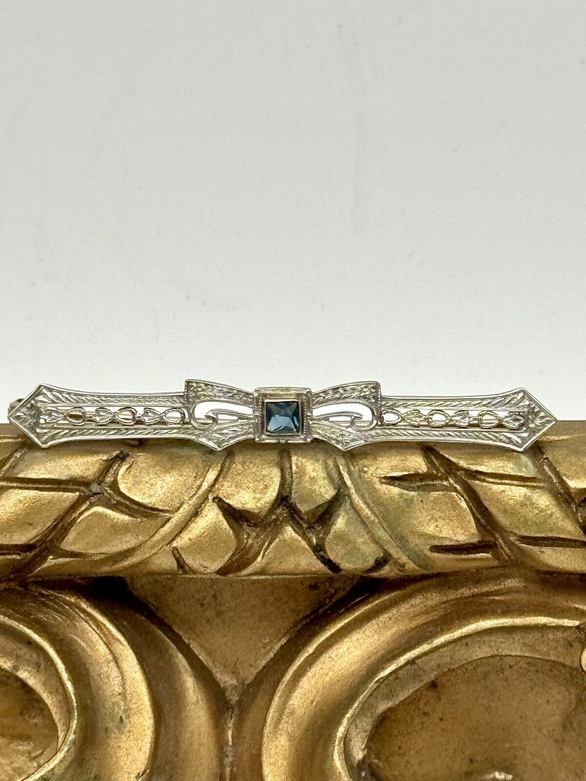 Art Deco Style 10kt Gold Marked Bar Pin With Blue Center Stone ESTATE QUALITY