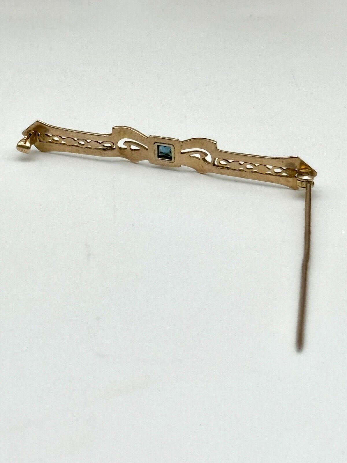 Art Deco Style 10kt Gold Marked Bar Pin With Blue Center Stone ESTATE QUALITY