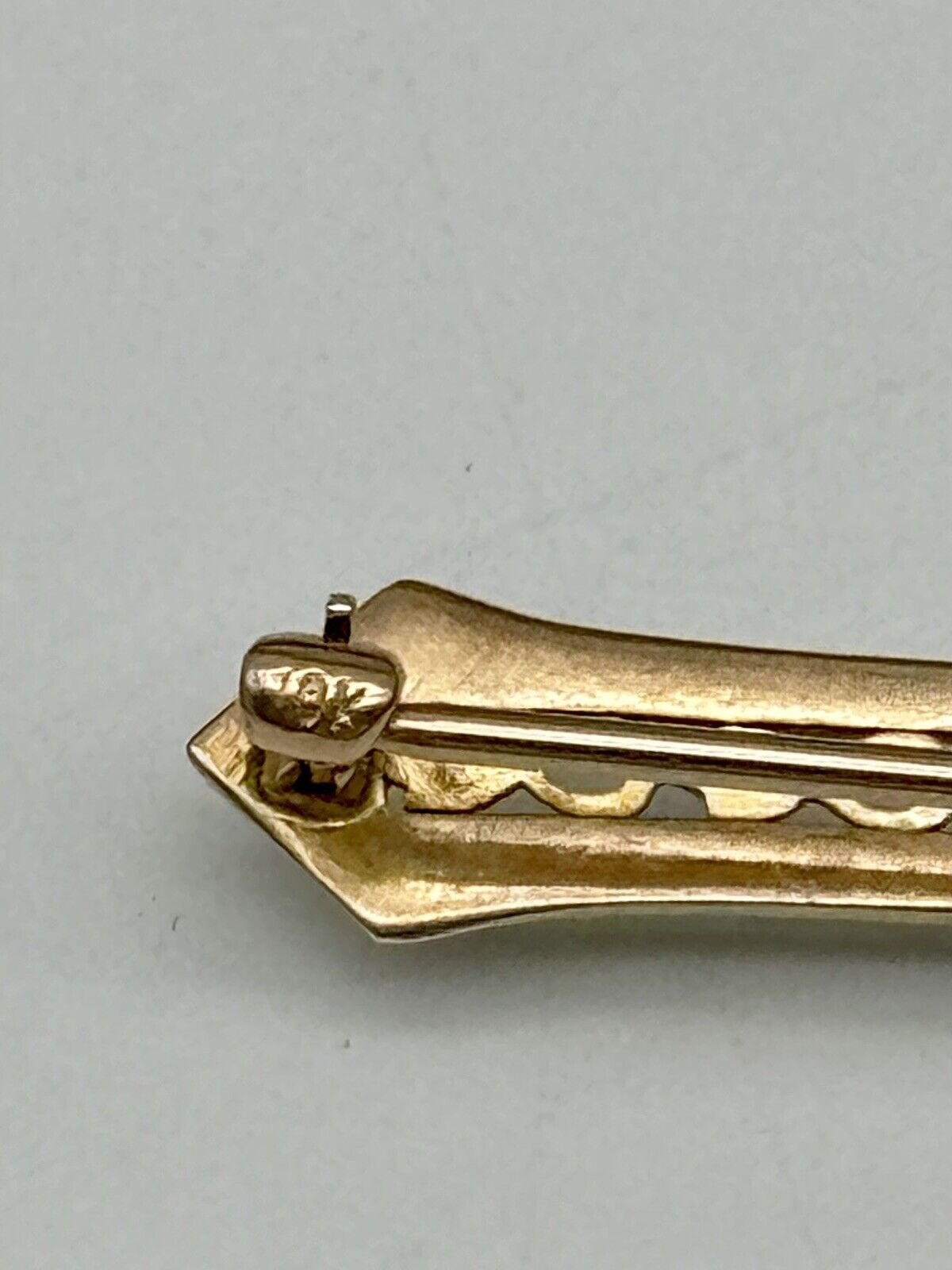 Art Deco Style 10kt Gold Marked Bar Pin With Blue Center Stone ESTATE QUALITY