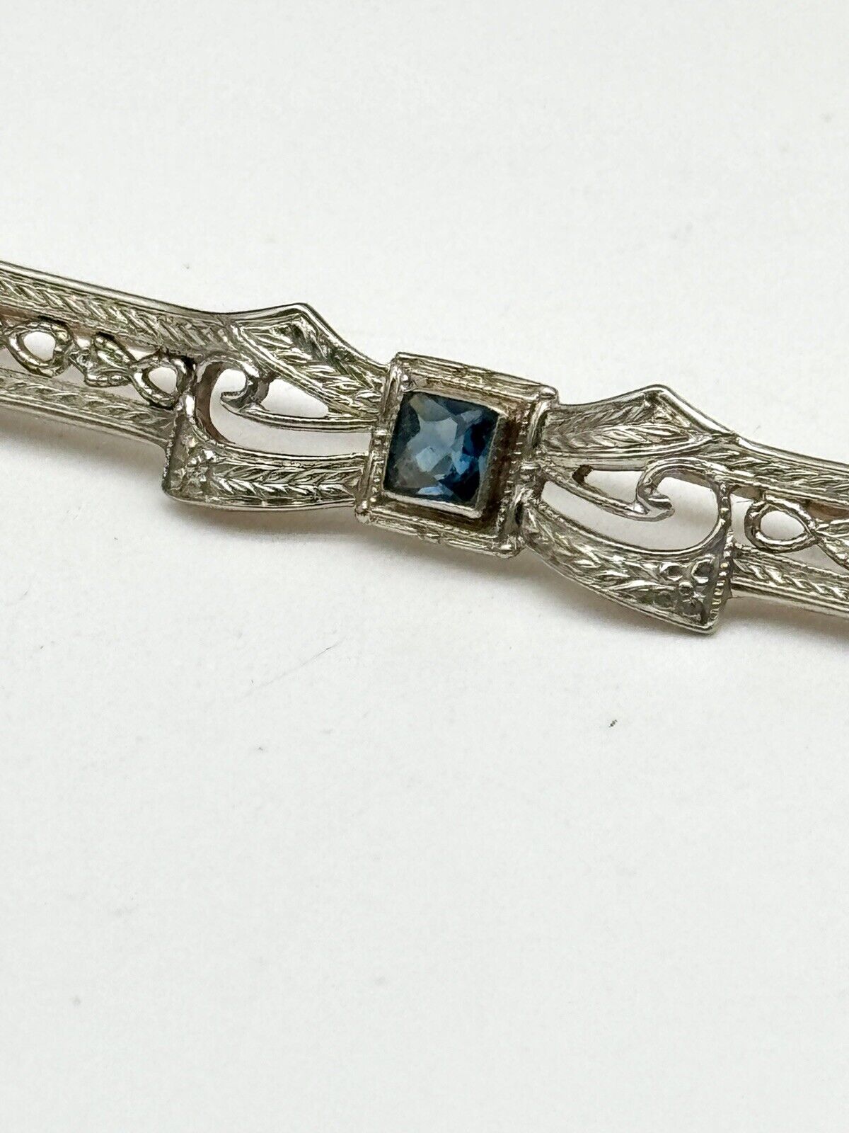 Art Deco Style 10kt Gold Marked Bar Pin With Blue Center Stone ESTATE QUALITY