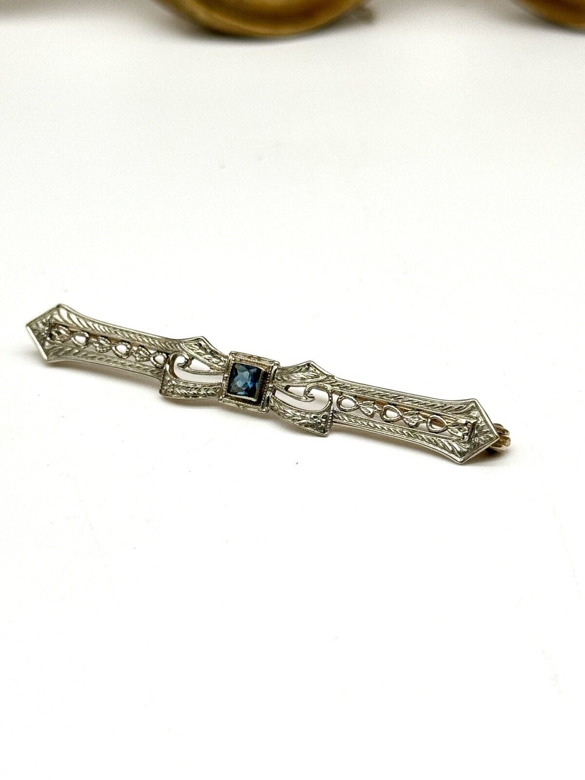 Art Deco Style 10kt Gold Marked Bar Pin With Blue Center Stone ESTATE QUALITY