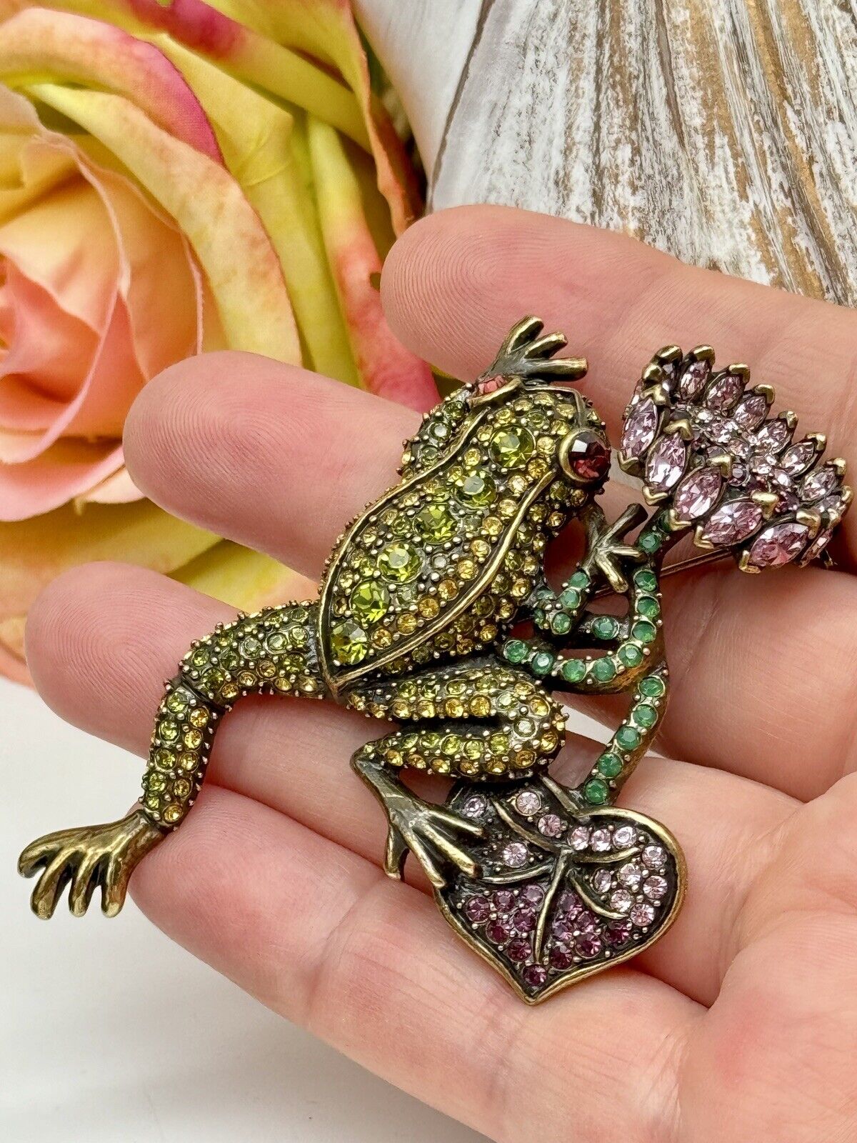 Heidi Daus LARGE Frog BROOCH With Flower Pin Green Pink Vintage Collector EDITION