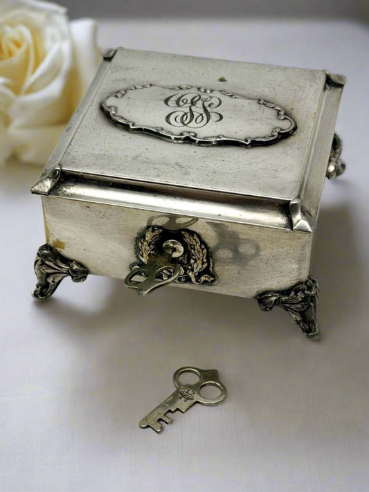 VINTAGE Silver Plate Footed Box With 2 Keys Quadruple Plate K & Co. RARE📌