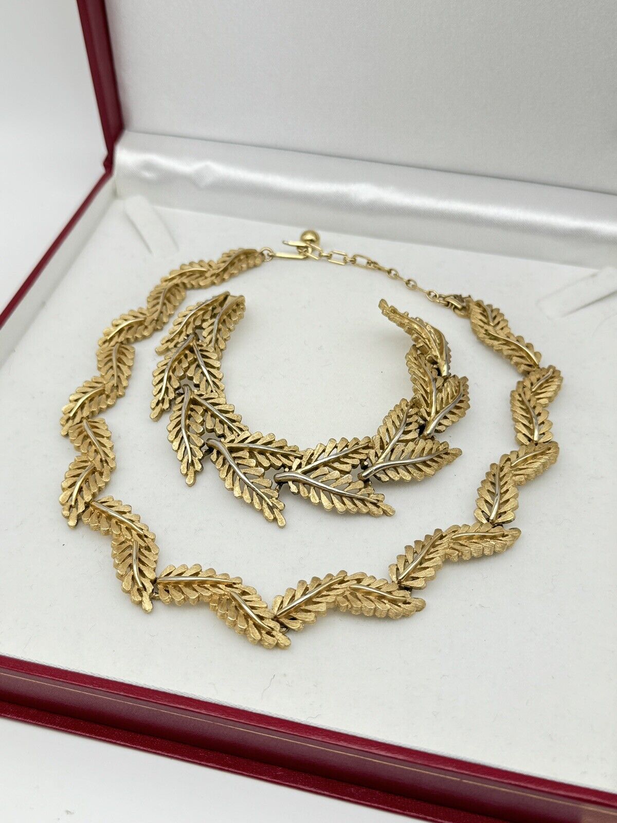 Vintage Crown TRIFARI Leaf Link Brushed Goldtone Jewelry Set Necklace Bracelet