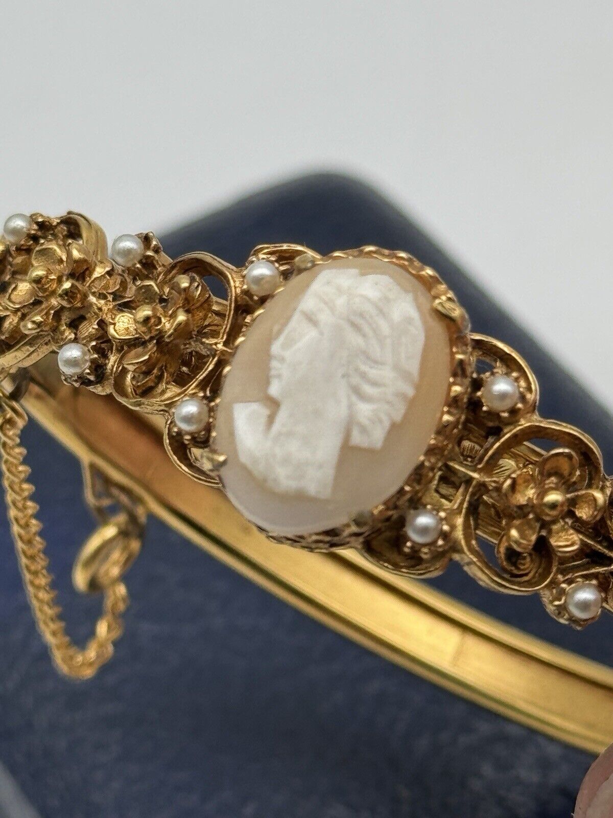 Vintage FLORENZA Bangle Bracelet Cameo Seed Pearls Goldtone Hinged 6 1/4”