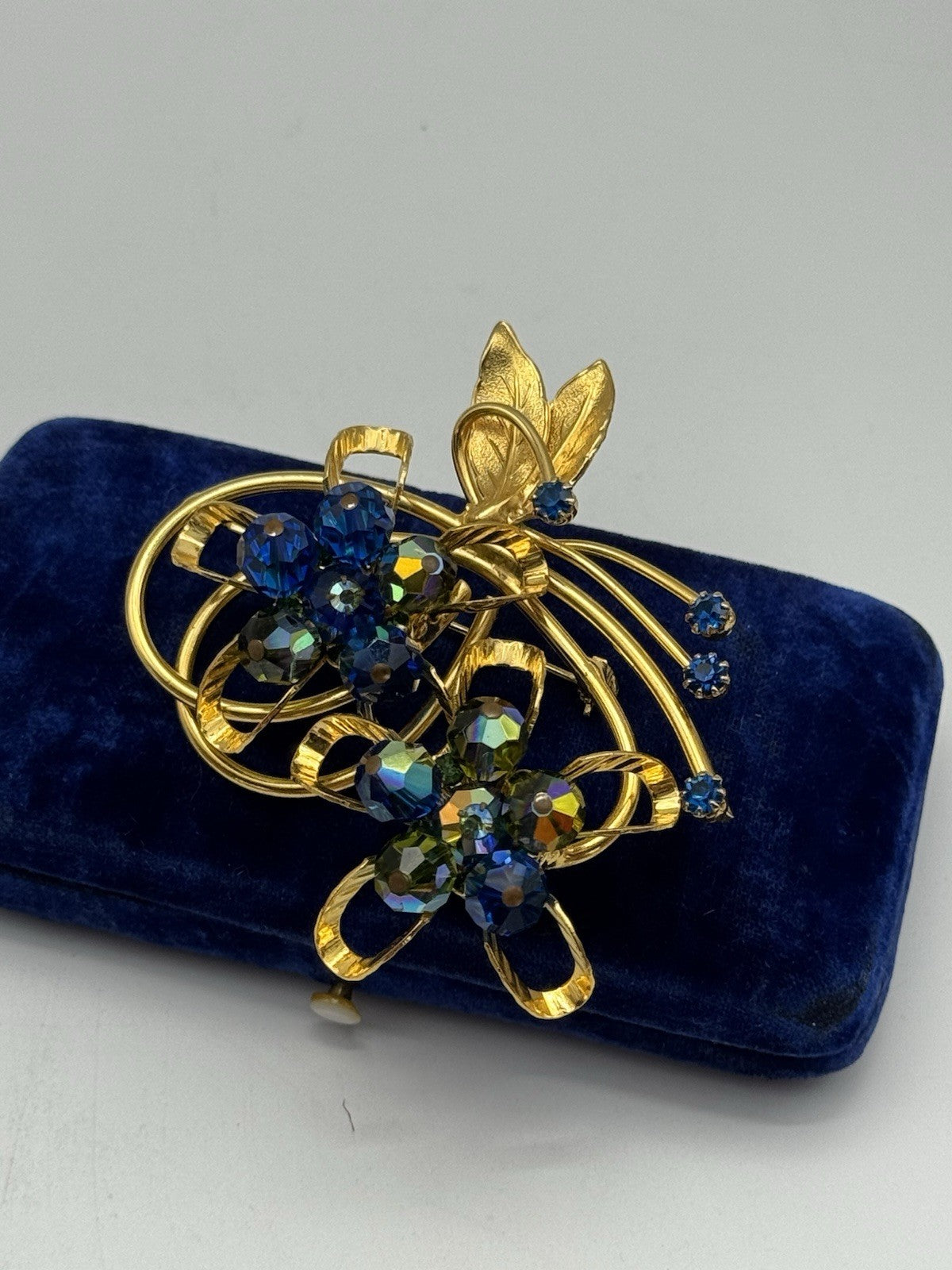 UNSIGNED HOBÉ Goldtone Blue Green AB Rhinestone Floral Spray