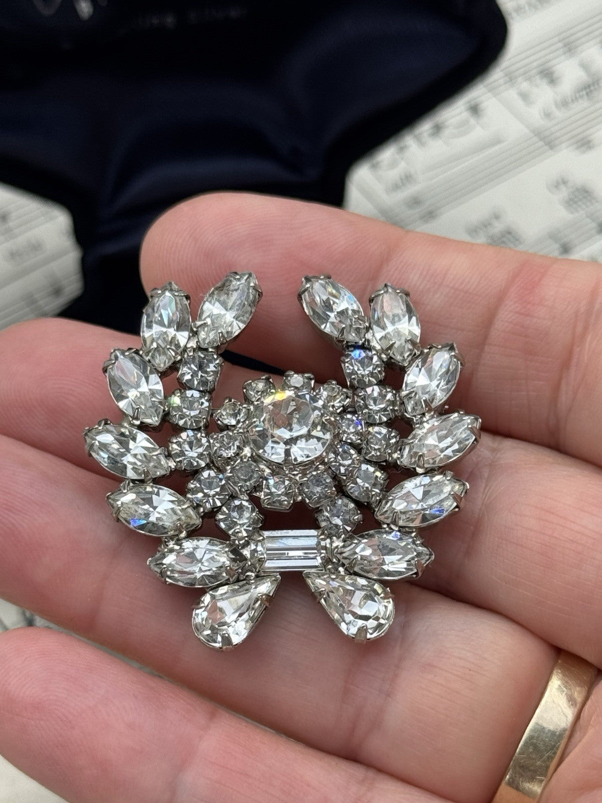Vintage WEISS SIGNED Brooch Clear Rhinestones Laurel Wreath ca. 1.5”