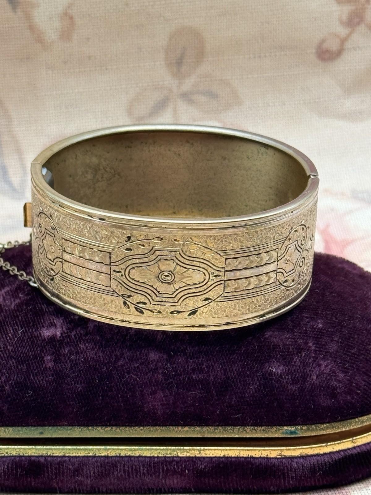 Coro Signed Antique Style Goldtone Hinged Bangle Bracelet Push Lock 6.5”