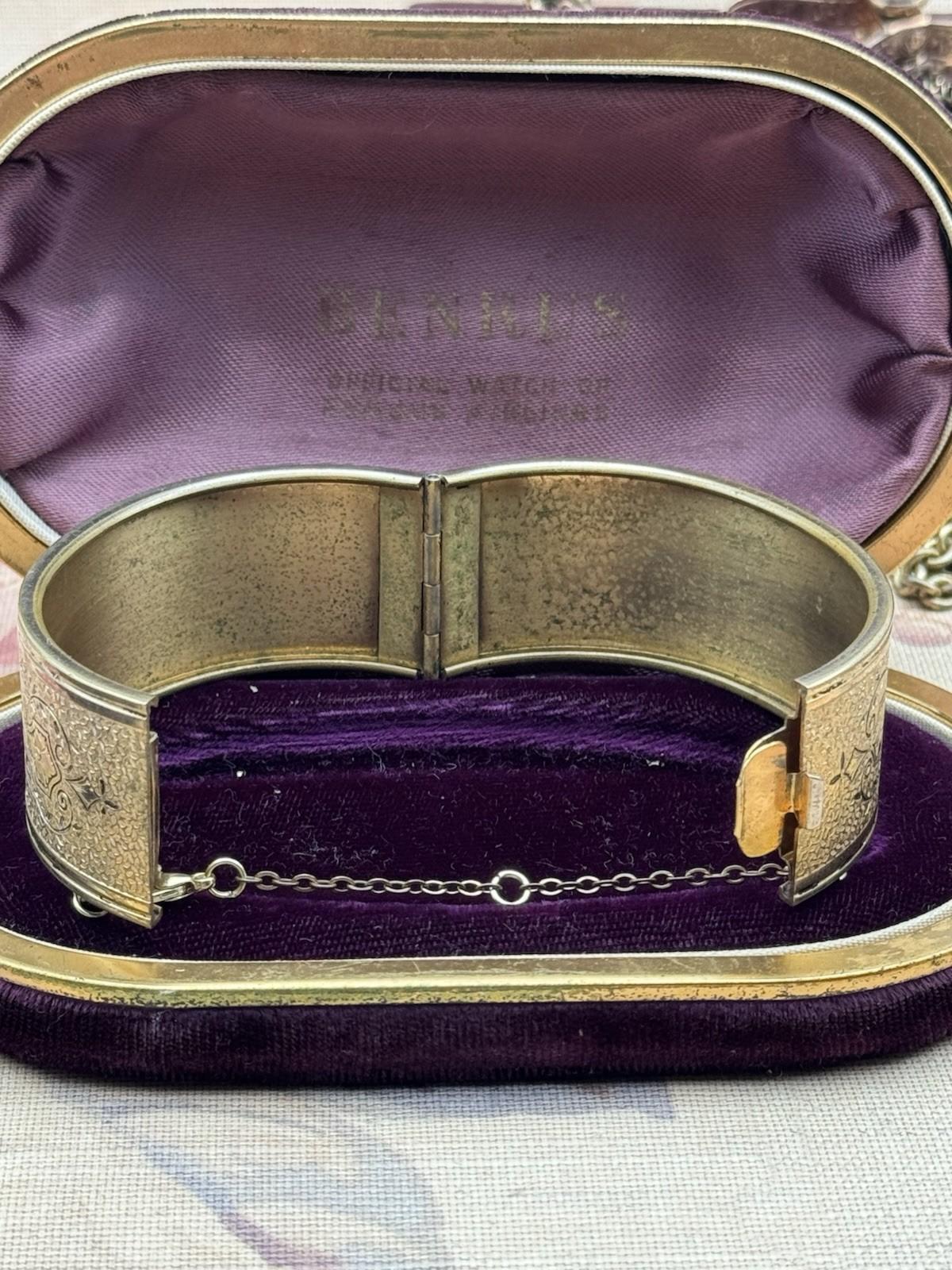 Coro Signed Antique Style Goldtone Hinged Bangle Bracelet Push Lock 6.5”
