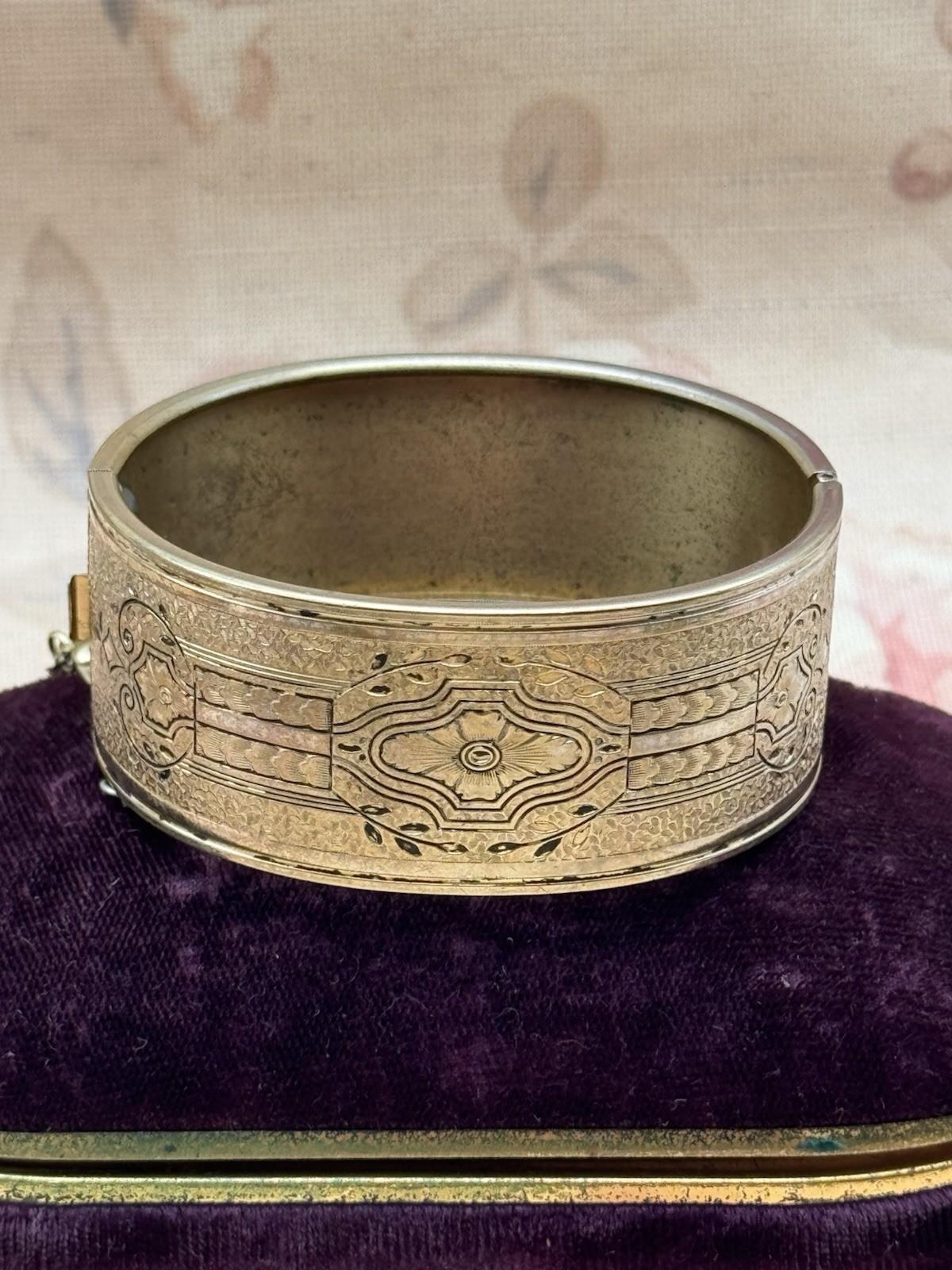 Coro Signed Antique Style Goldtone Hinged Bangle Bracelet Push Lock 6.5”