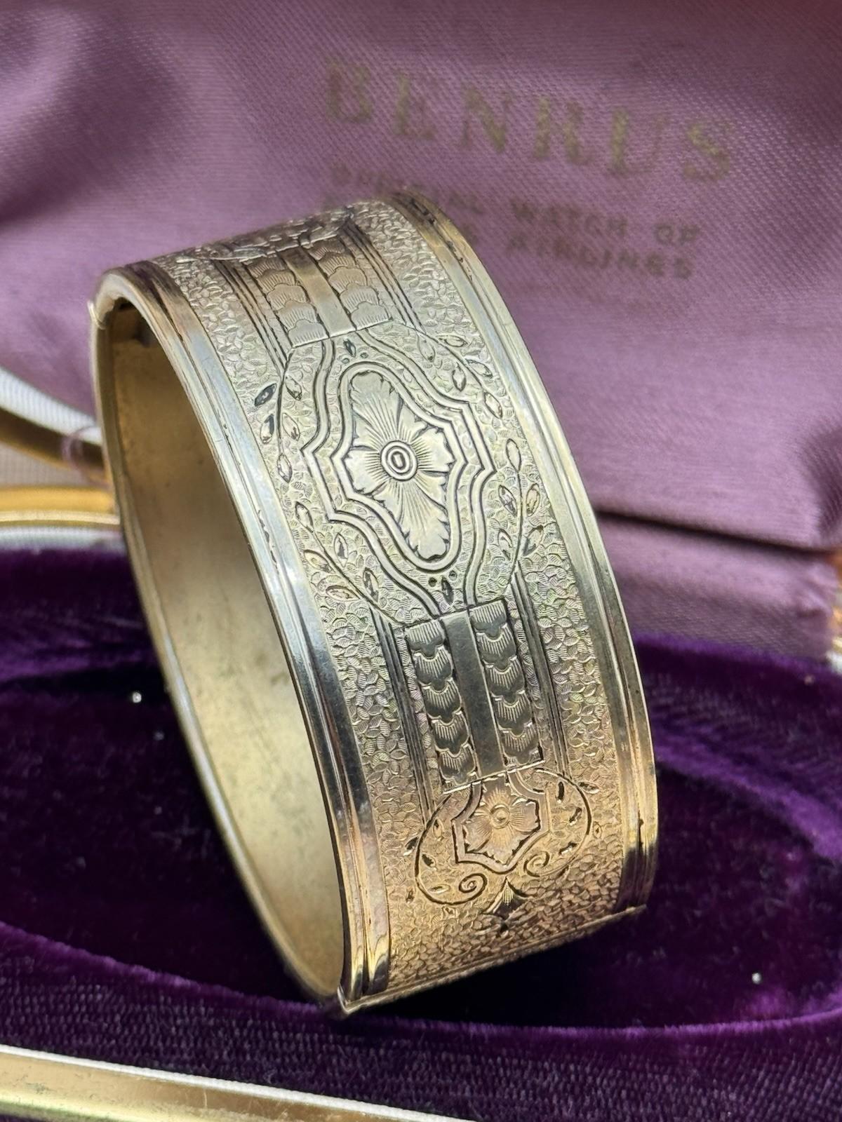 Coro Signed Antique Style Goldtone Hinged Bangle Bracelet Push Lock 6.5”