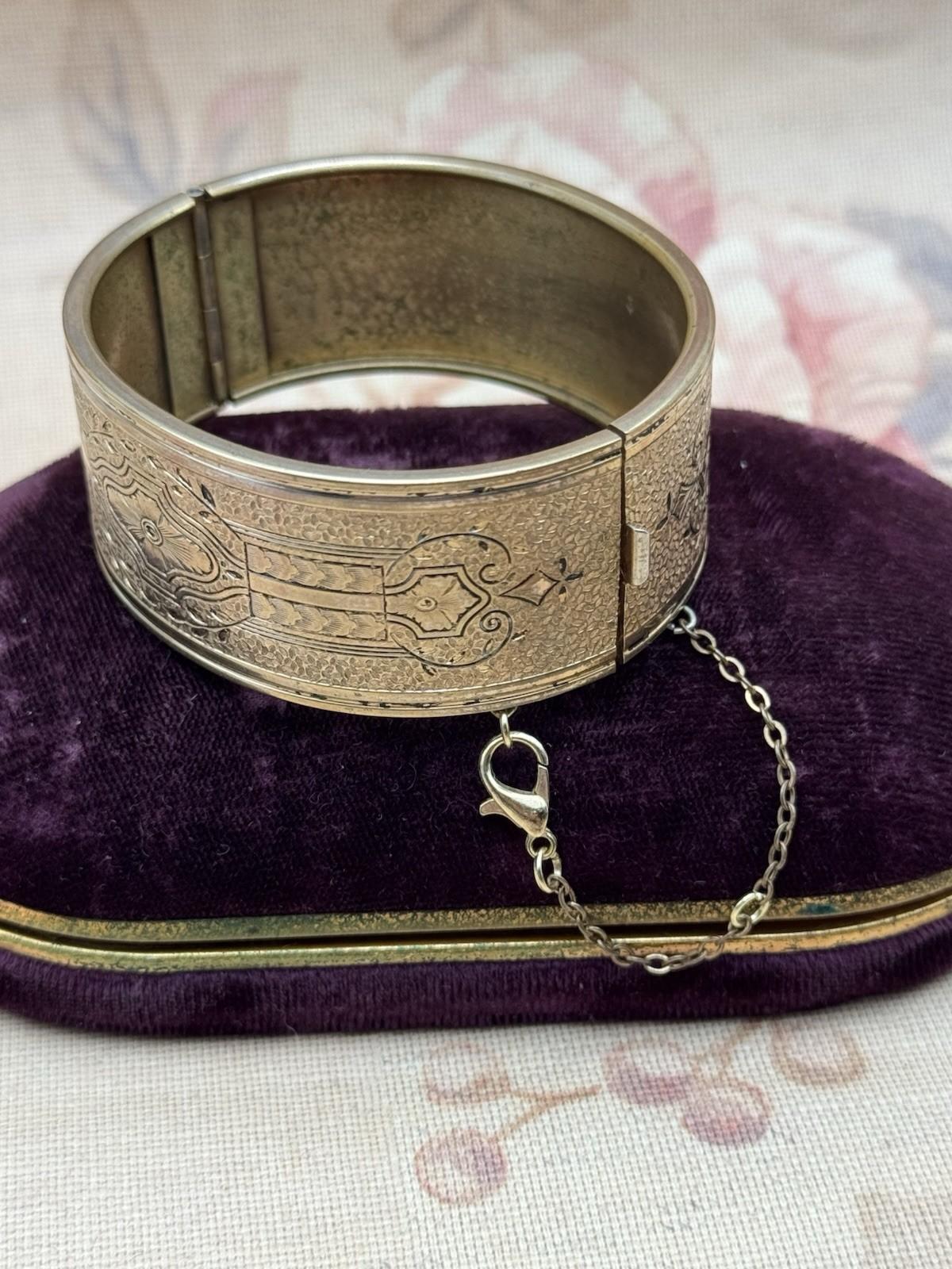 Coro Signed Antique Style Goldtone Hinged Bangle Bracelet Push Lock 6.5”