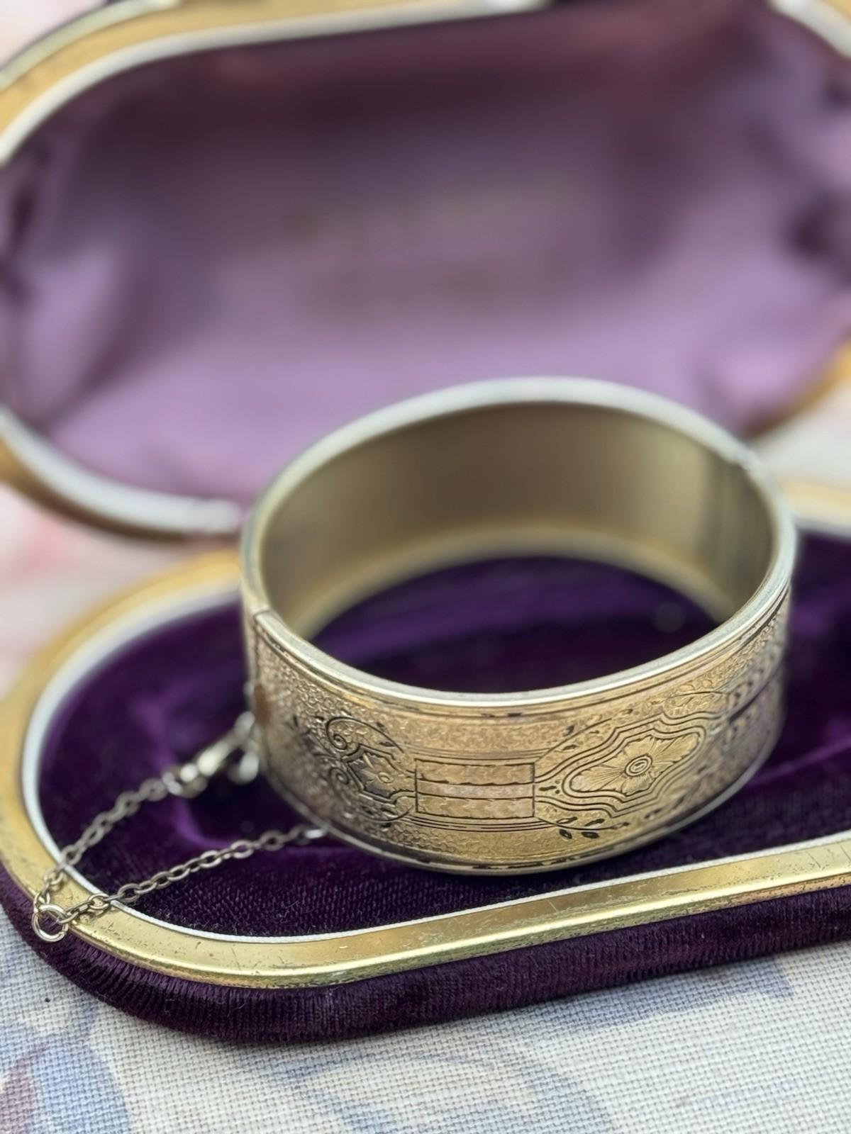 Coro Signed Antique Style Goldtone Hinged Bangle Bracelet Push Lock 6.5”
