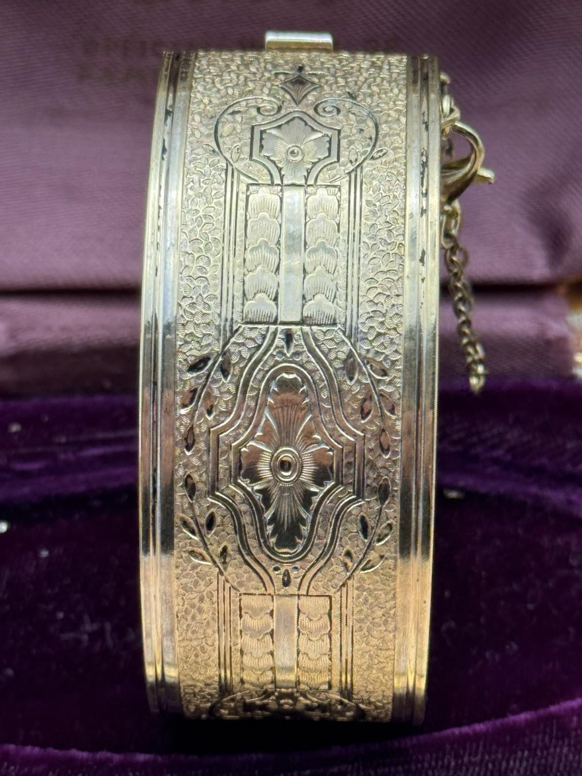 Coro Signed Antique Style Goldtone Hinged Bangle Bracelet Push Lock 6.5”