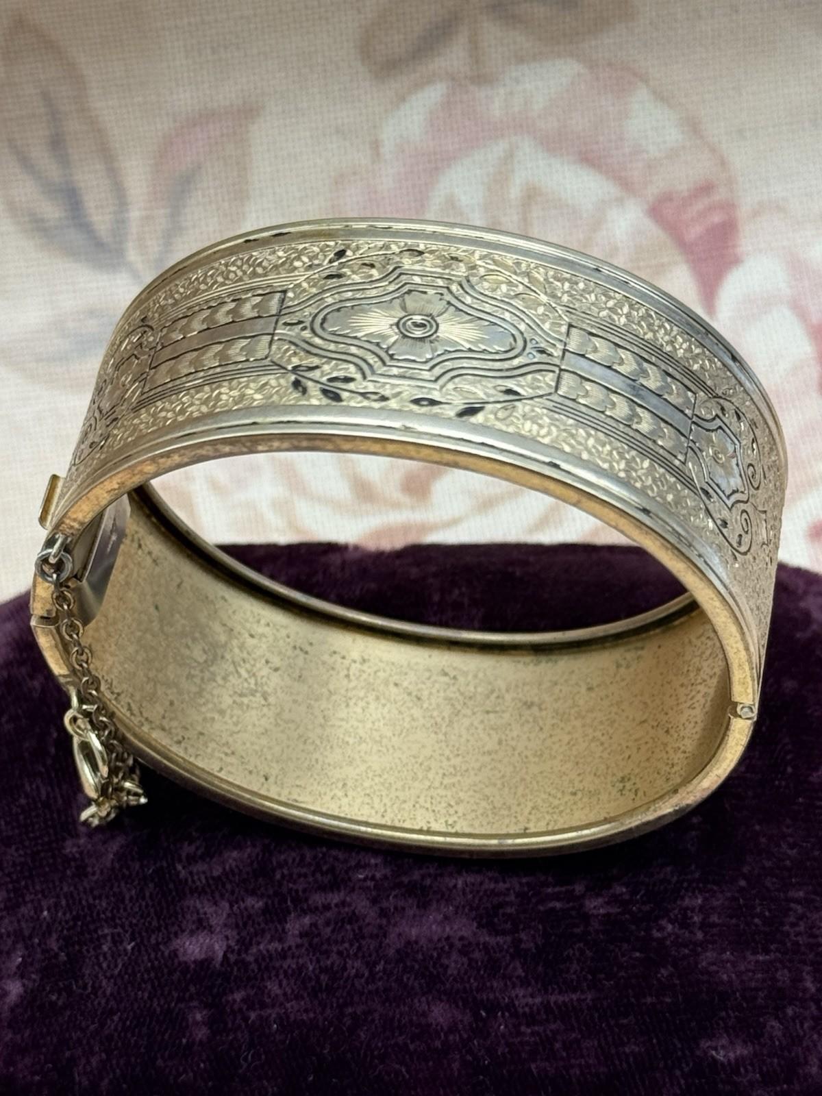 Coro Signed Antique Style Goldtone Hinged Bangle Bracelet Push Lock 6.5”
