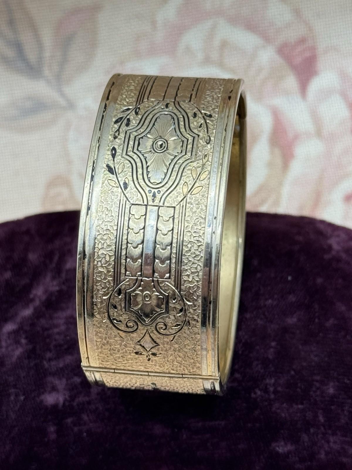 Coro Signed Antique Style Goldtone Hinged Bangle Bracelet Push Lock 6.5”