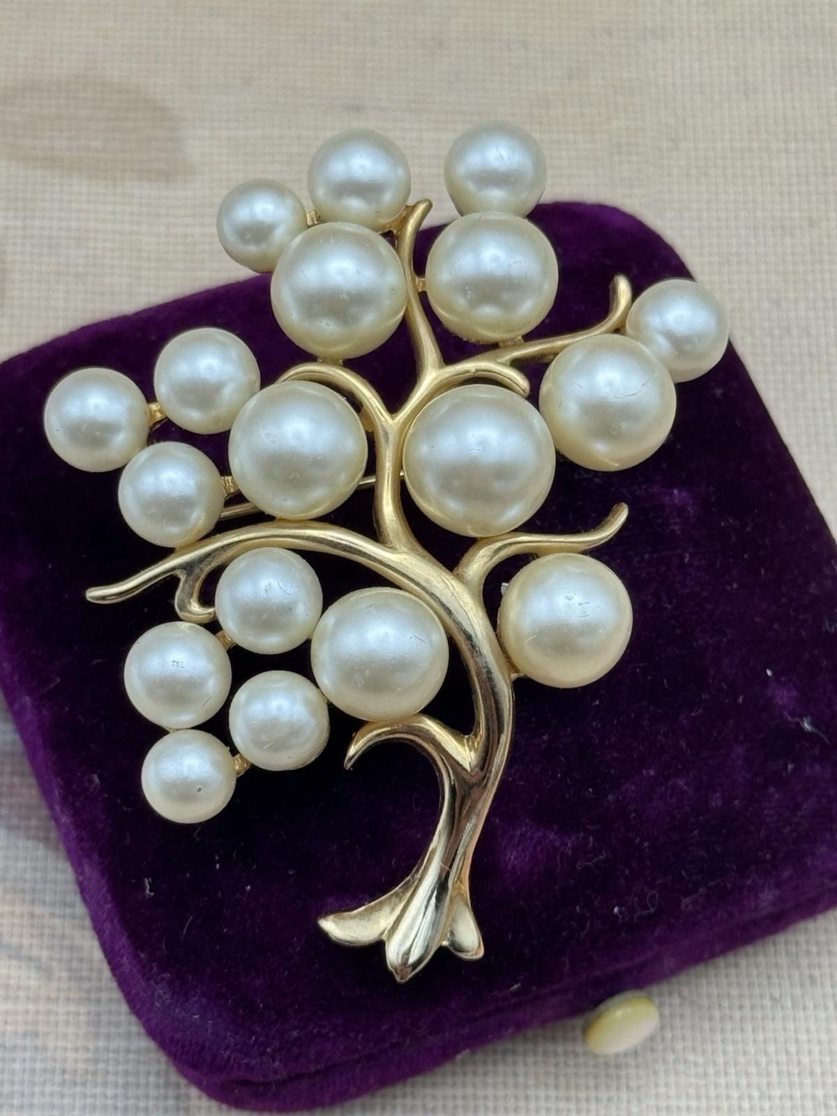 Vintage Brooch Faux Pearl Cluster Grapevine Goldtone MCM  2”