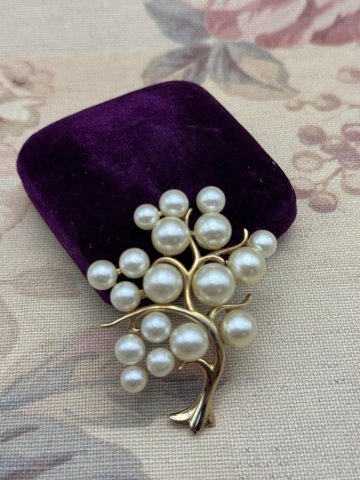 Vintage Brooch Faux Pearl Cluster Grapevine Goldtone MCM  2”