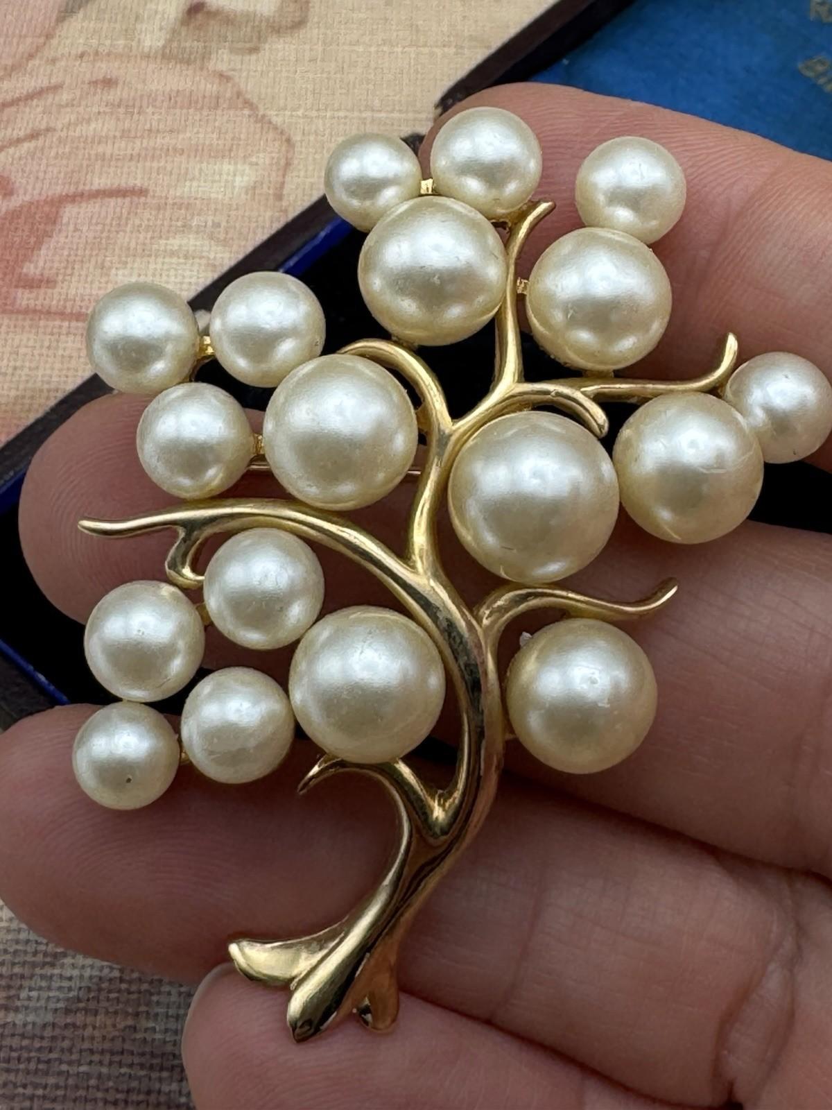 Vintage Brooch Faux Pearl Cluster Grapevine Goldtone MCM  2”