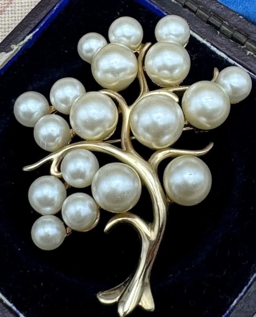 Vintage Brooch Faux Pearl Cluster Grapevine Goldtone MCM  2”