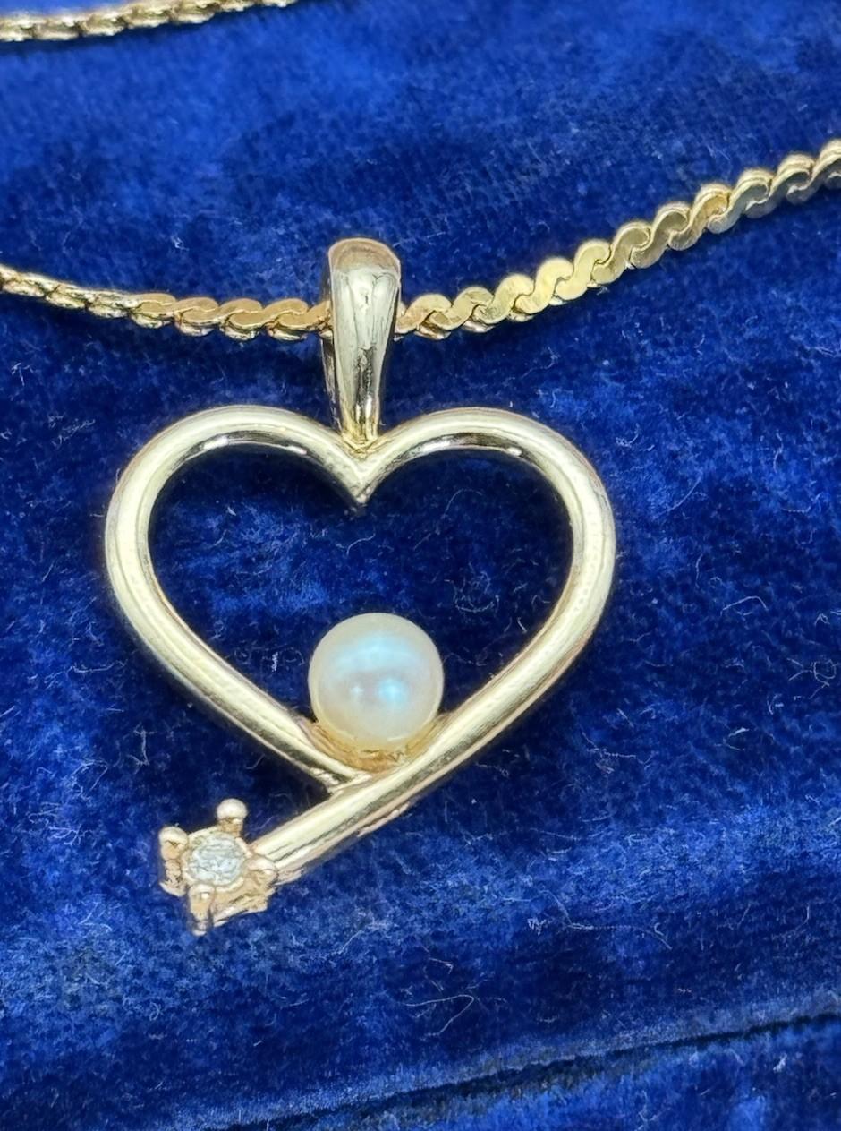 Vintage Necklace Heart Pendant with Pearl & Sparkling Accent Gold-Tone