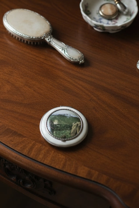 Vintage Souvenir Compact Pikes Peak Colorado Springs White Enamel 2.75”