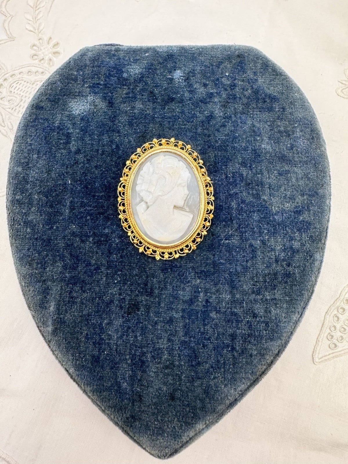 Vintage Carved Cameo Brooch Pendant Gold Tone 1.75”