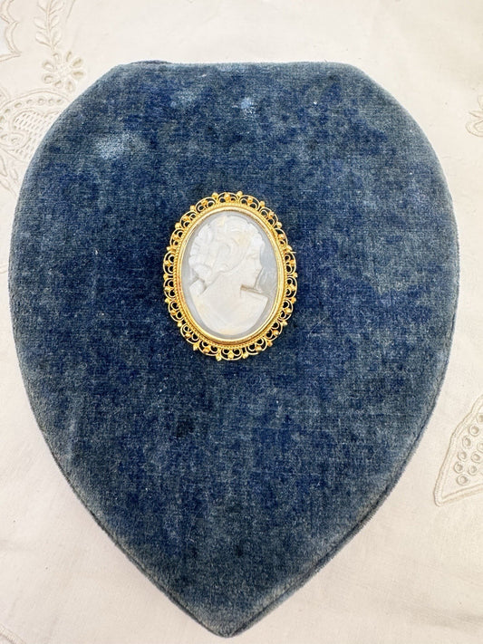 Vintage Carved Cameo Brooch Pendant Gold Tone 1.75”