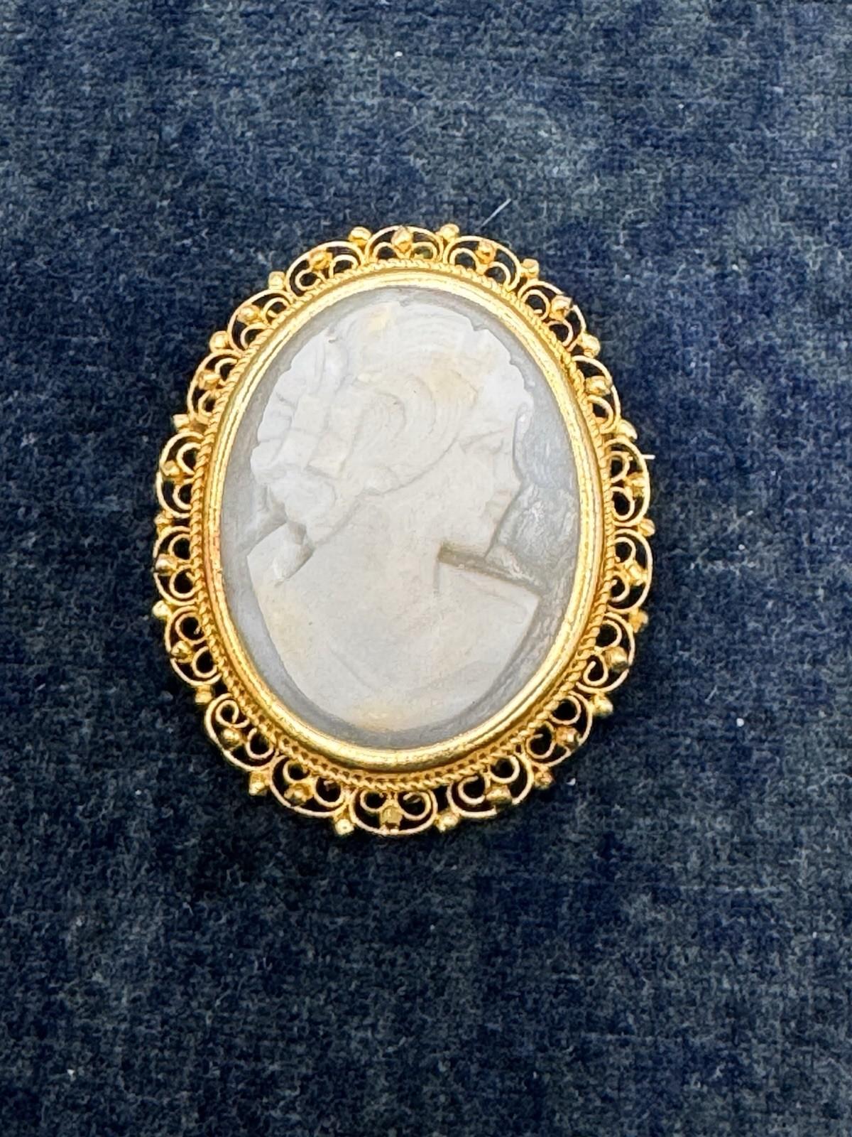 Vintage Carved Cameo Brooch Pendant Gold Tone 1.75”