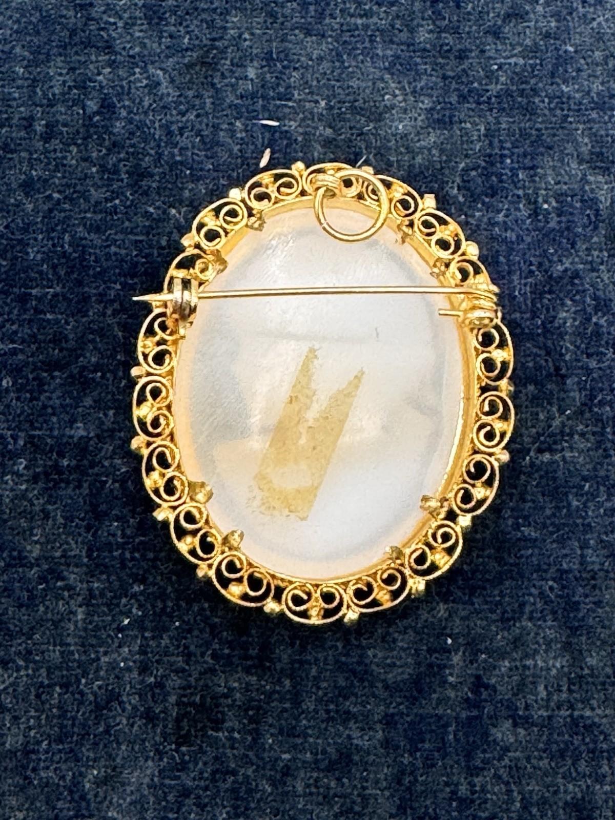 Vintage Carved Cameo Brooch Pendant Gold Tone 1.75”