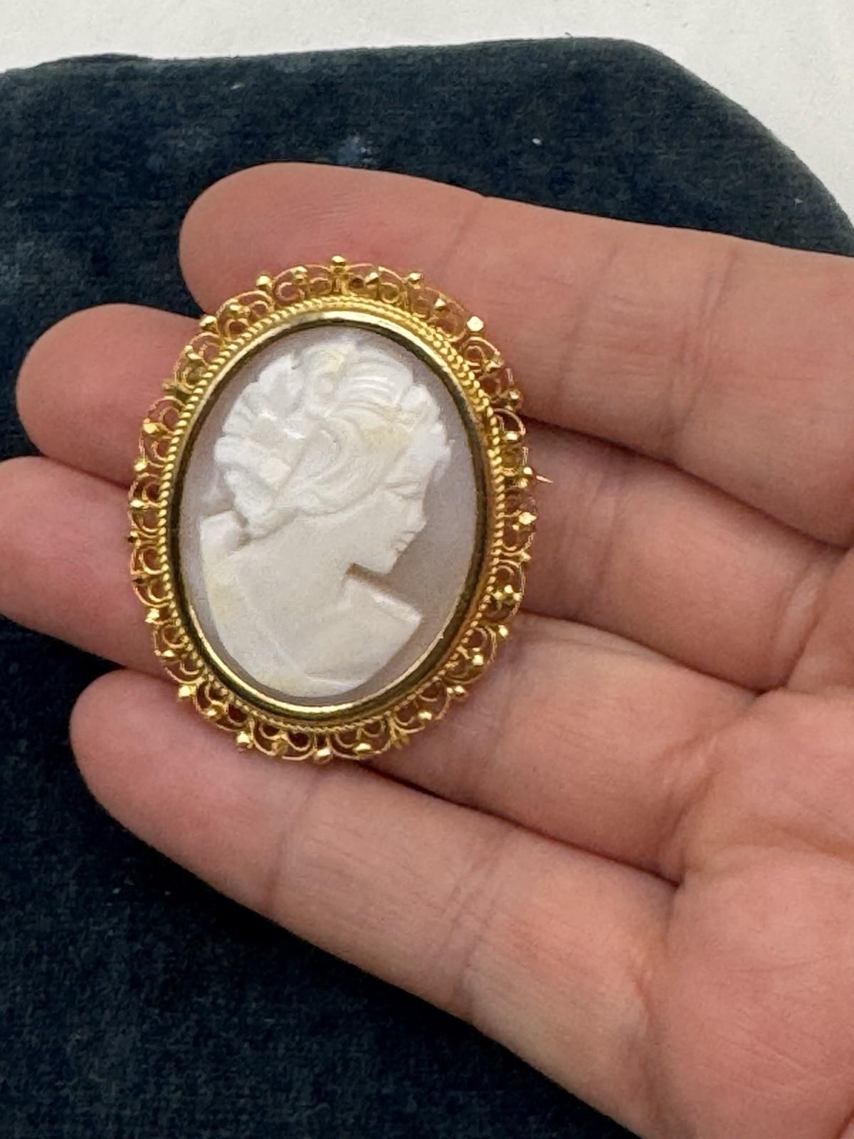 Vintage Carved Cameo Brooch Pendant Gold Tone 1.75”