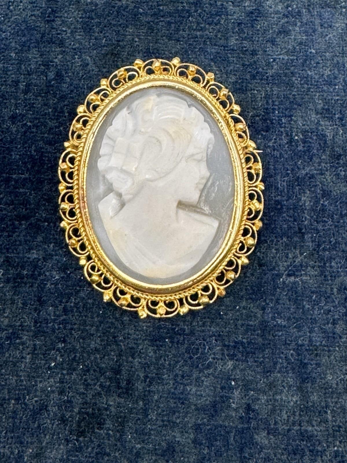 Vintage Carved Cameo Brooch Pendant Gold Tone 1.75”