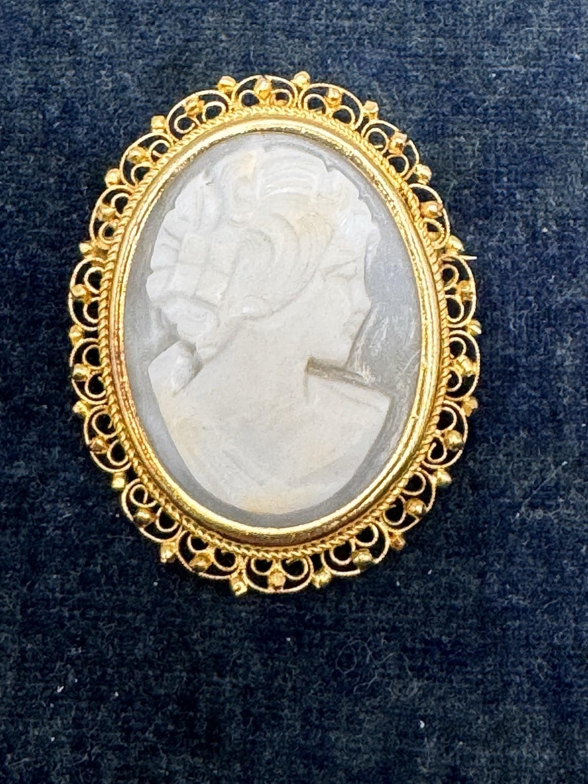 Vintage Carved Cameo Brooch Pendant Gold Tone 1.75”