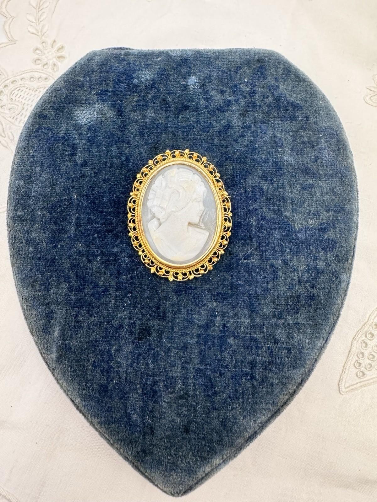 Vintage Carved Cameo Brooch Pendant Gold Tone 1.75”