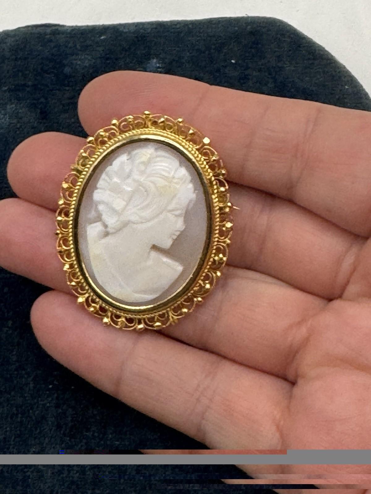 Vintage Carved Cameo Brooch Pendant Gold Tone 1.75”