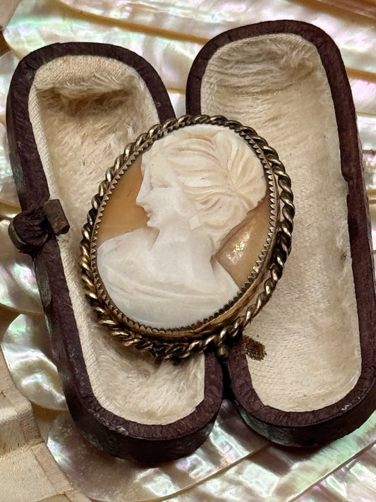 Vintage Goldtone Cameo Brooch Pendant Left Facing Lady Rope Frame