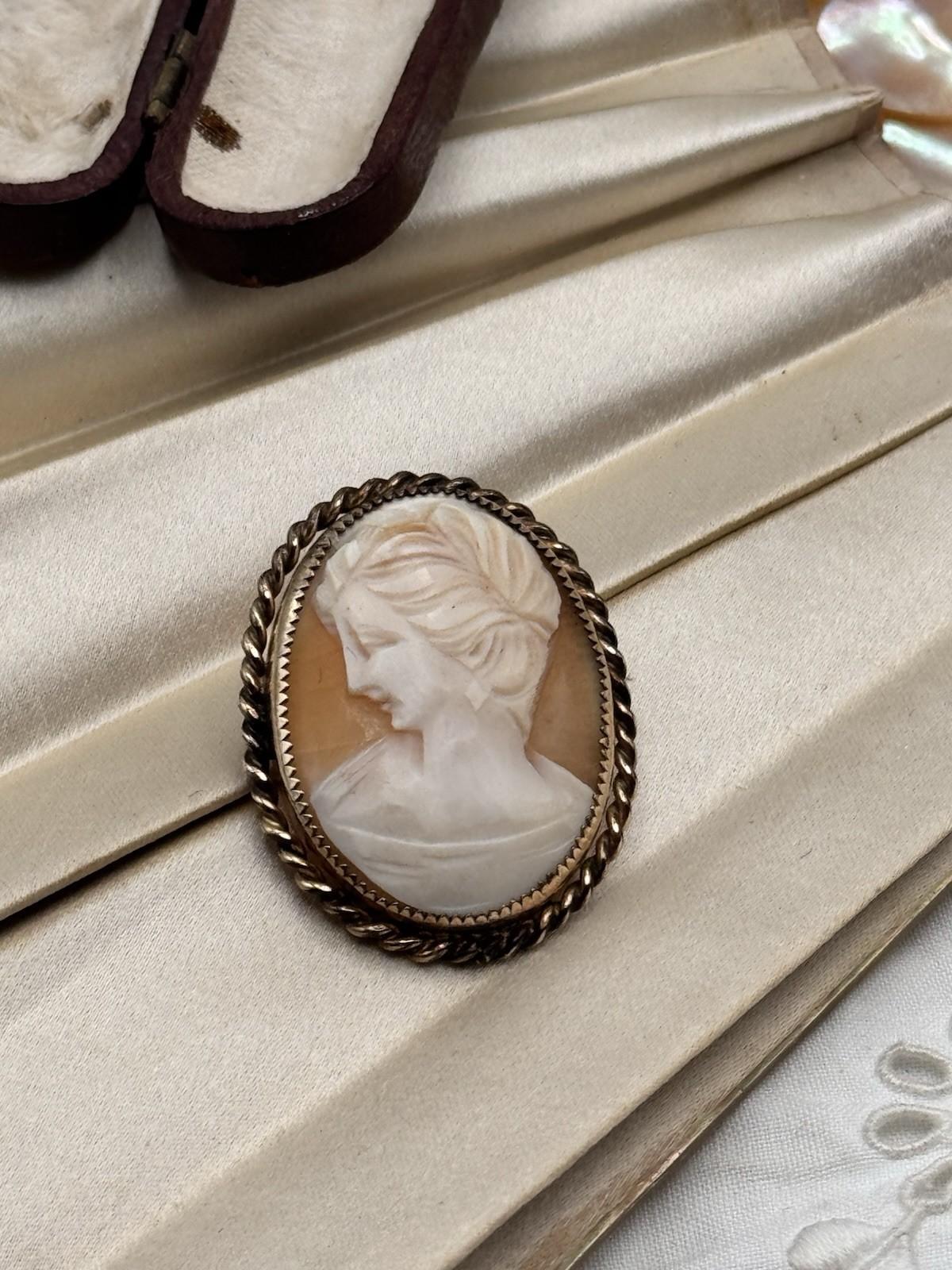 Vintage Goldtone Cameo Brooch Pendant Left Facing Lady Rope Frame