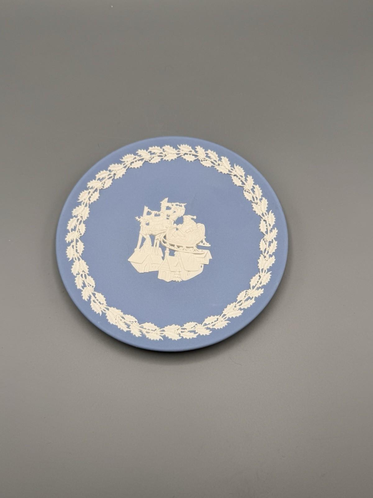 Wedgwood Dillard Exclusive Santa Sleigh Plate Blue 6.75”